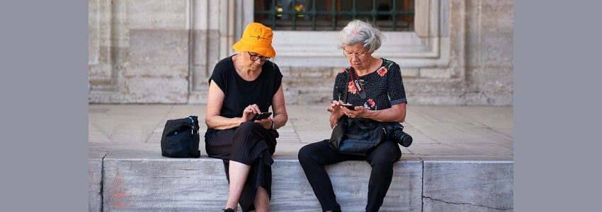 Seniorinnen unterwegs. Foto: Engin Akyurt, Pixabay.