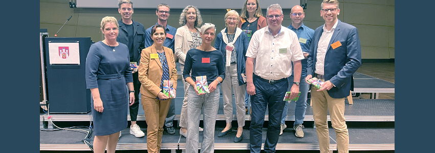 Stadtkonferenz Hansestadt Lüneburg am 27. August 2022. OB Claudia Kalisch mit den Sprecher:innen der fünf Arbeitsgruppen der Stadtkonferenz.