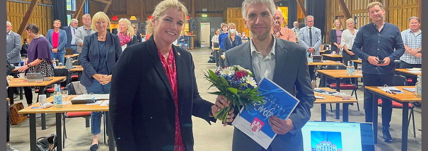 Foto. Hansestadt Lüneburg. Glückwünsche von der Oberbürgermeisterin für den neuen Sozialdezernenten, Florian Forster, nach seiner Wahl im Rat.