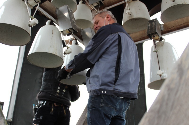 Handwerker bei der Reparatur des Glockenspiels im Oktober 2021. Foto: Hansestadt Lüneburg.
