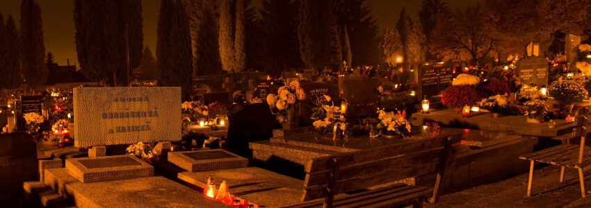 Friedhof mit Kerzen. Foto: Jan Hrasko, Pixabay.