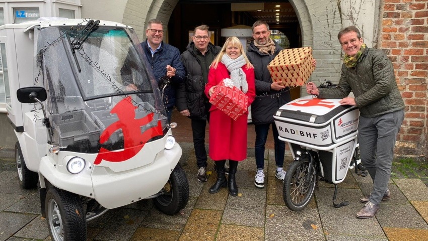 Freuen sich  über  den Pack-  und  Lieferservice: vlnr: Heiko  Meyer, Cornelius  Schnabel  (beide  LCM), Melanie-Gitte Lansmann, Mathias Schneider(beide LMG) und Thomas Grupe ( Medienhaus) . Foto: Lüneburg Marketing GmbH.