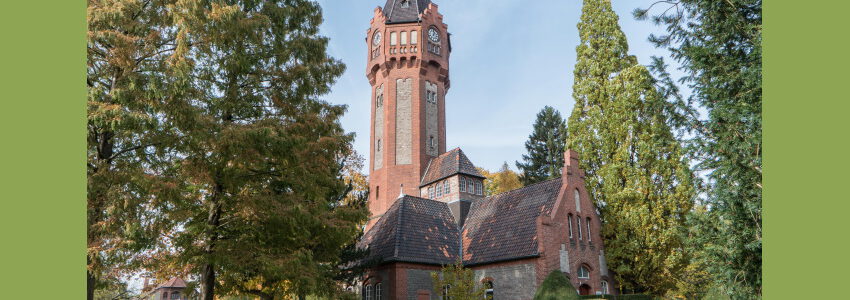 Wasserturm auf dem Klinik-Gelände am Wienbütteler Weg in Lüneburg. Foto: Radler59, CC BY-SA 3.0 , via Wikimedia Commons. https://commons.wikimedia.org/wiki/File:Lueneburg_Wasserturm_Wienbuetteler_Weg-01.jpg