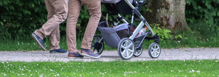 Spaziergang im Park mit Kinderwagen. Foto: Alexander Fox, Pixabay.