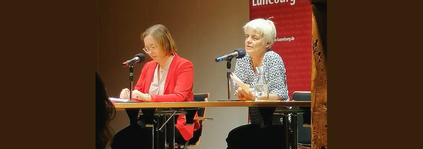 Foto: Klimaentscheid Lüneburg. Links: Moderatorin Prof. Dr. Hannah Trittin-Ulbrich, rechts Wirtschaftsexpertin Ulrike Herrmann.