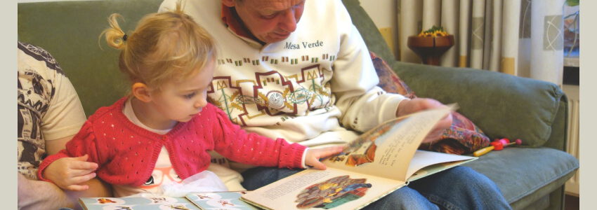 Beim Vorlesen. Foto: Aline Dassel, Pixabay.