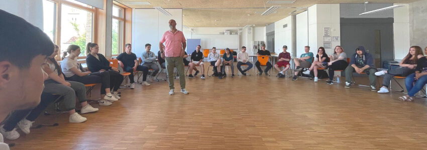 Ahmad Mansour im Workshop mit Jugendlichen. Quelle: MIND prevention - https://www.mind-prevention.com/