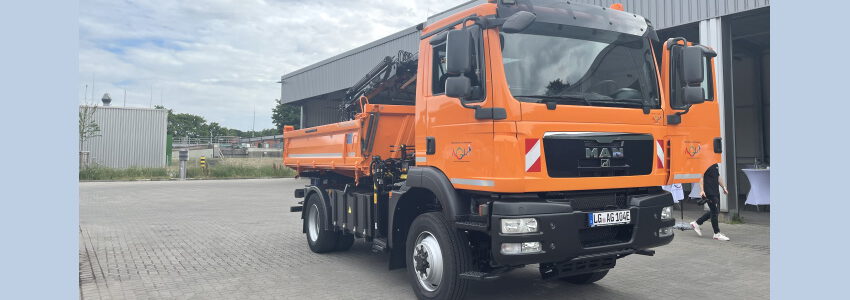 Foto: Hansestadt Lüneburg. Der erste E-LKW der AGL, ein umgebautes Gebrauchtfahrzeug, kam im November 2022 beim Winterdienst zum Einsatz.