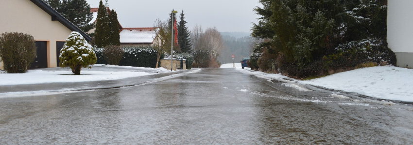 Glatteis auf der Straße. Foto: Markus Sch., Pixabay.