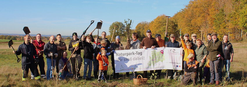 12. November 2022: Gute Stimmung in Westergellersen. Beim Heckenpflanzen packten alle mit an, auch Samtgemeinde-Bürgermeister Gärtner.