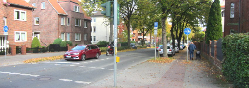 Hindenburgstraße. Gut zu erkennen: Die schmalen Flächen für Geh- und Radweg. Foto: Lüne-Blog.