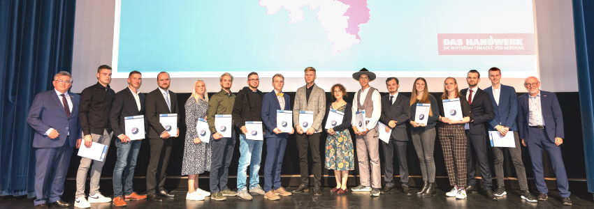Bundessieger im Leistungswettbewerb des Deutschen Handwerks 2022 - Gruppenfoto. Foto: Lena Schöning - www.schoeningfotografie.de.