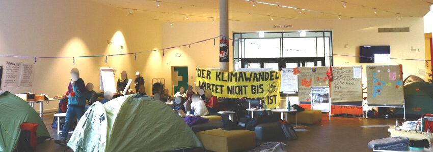 Foto: End Fossil: Occupy! Besetztes Zentralgebäude der Leuphana Universität Lüneburg.