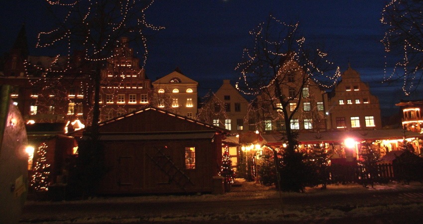Nächtliche Beleuchtung - Weihnachtsmarkt in Lüneburg. Foto: Evelyn Kuttig, Pixabay.