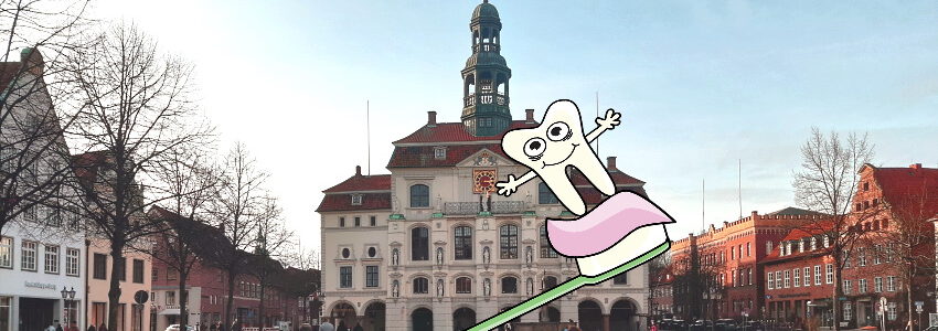 Rathaus Lüneburg mit Zahnbürste. Foto: Lüne-Blog.