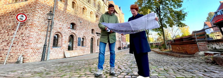 Bauleiter Björn-Olde Backhaus und Uta Hesebeck, Fachbereichsleiterin für Tiefbau und Grün, freuen sich, dass es nach langen Planungen endlich losgehen kann an der Salzstraße am Wasser. Foto: Hansestadt Lüneburg.