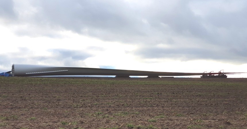 Windanlage im Bau. Thomasburg, 8.12.2022. Der Propellerflügel aus Kunststoff ist 80 Meter lang. Foto: Jochen Neuberg.