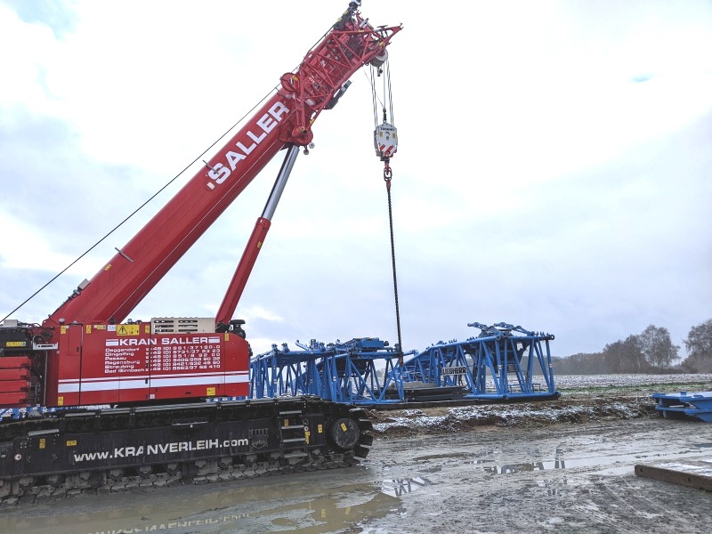Windanlage im Bau. Thomasburg, 8.12.2022. Der "kleine" rote Kran setzt den Hauptkran zusammen. Foto: Wolfgang Schmidtke.