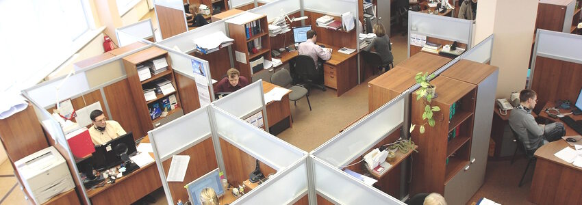 Großraum-Büro. Foto: David Mark, Pixabay.