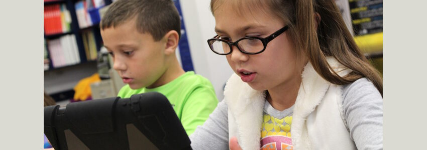 Kinder mit Laptop in der Schule. Foto: April Bryant, Pixabay.