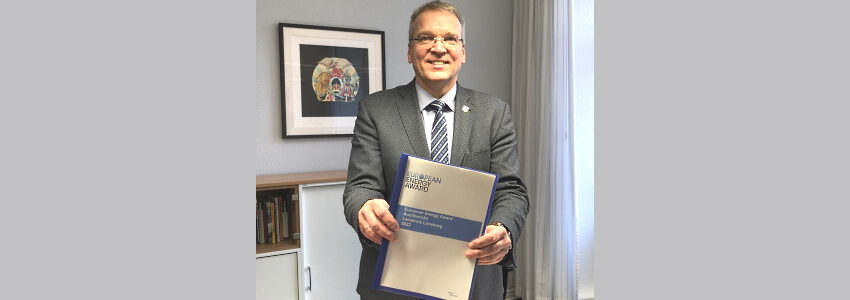 Landrat Jens Böther mit dem Ergebnis des European Energy Award.