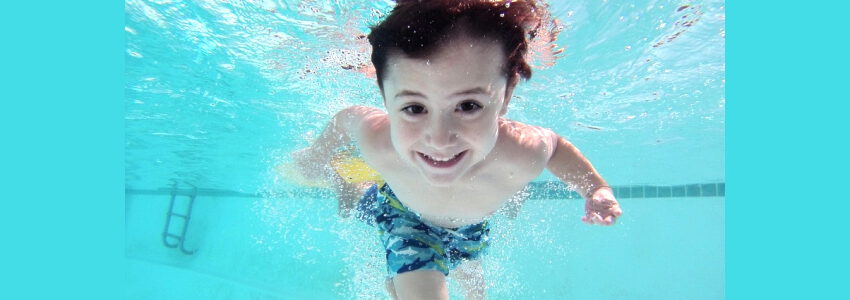 Schwimmender Junge. Foto: adrit1, Pixabay.