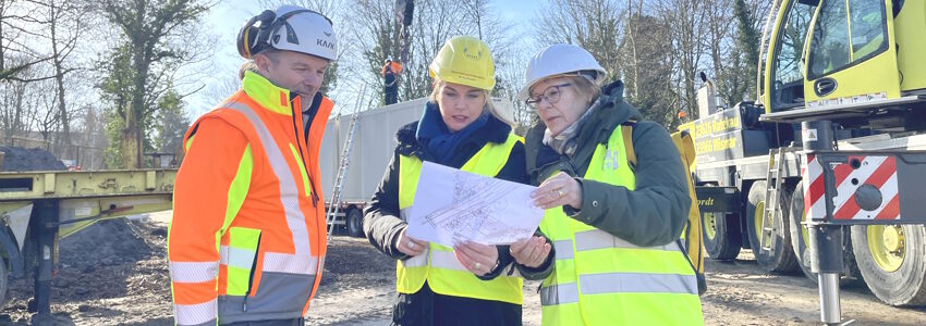 Baustelle Bockelmannstraße: Oberbürgermeisterin Jörg Silex, OB Claudia Kalisch, Sabine Bachmann. Foto: Hansestadt Lüneburg.