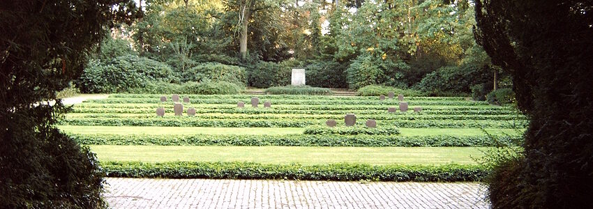 Werdersen, CC BY-SA 3.0 httpscreativecommons.orglicensesby-sa3.0, via Wikimedia Commons. File-URL: https://upload.wikimedia.org/wikipedia/commons/5/53/Krieggr%C3%A4berst%C3%A4tte_der_Gefallenen_1945_L%C3%BCneburg_Zentralfriedhof_Sep2011.jpg