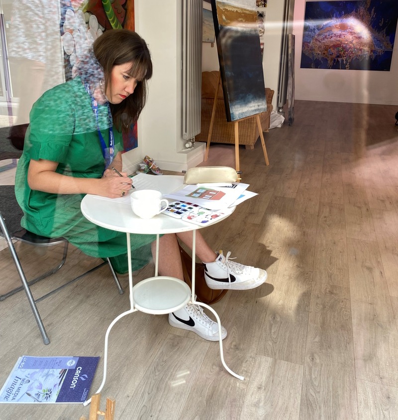 Foto: Linda Paletta. Die Künstlerin bei der Arbeit. 