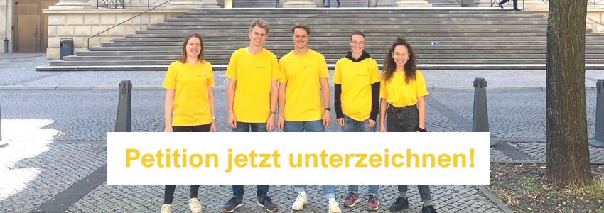 "Initiator:innen der Petition aus den Klimaentscheid-Initiativen von Göttingen, Osnabrück, Hannover sowie Karla Bauszus vom Klimaentscheid Lüneburg (von links nach rechts) vor dem niedersächsischen Landtag“. Foto: NiedersachsenZero