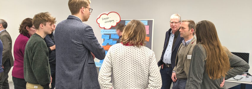 Foto: Hansestadt Lüneburg. Erster Stadtrat Markus Moßmann beim Austausch zum Thema Energieversorgung bei der konstituierenden Sitzung des Arbeitskreises Klimaneutralität.