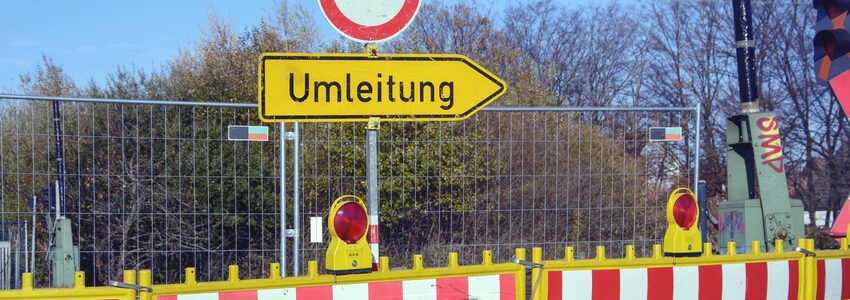 Baustelle, Straßenbau, Umleitungsschild. Foto: Reginald, Pixabay.