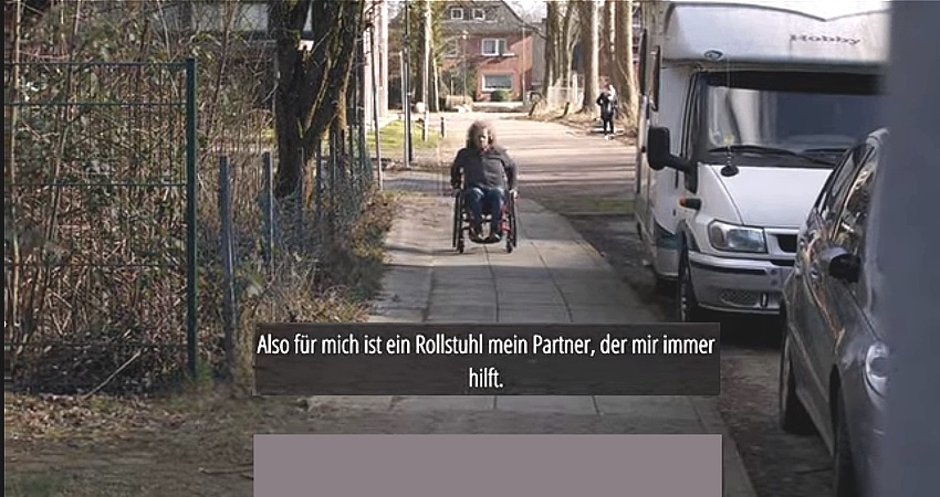 Frauke Ziegler. Screenshot aus dem Film "Ein-Blick in meine Welt", Lebenshilfe Lüneburg-Harburg.
