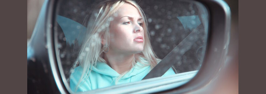 Junge Frau im Auto. Foto: 99mimimi, Pixabay.