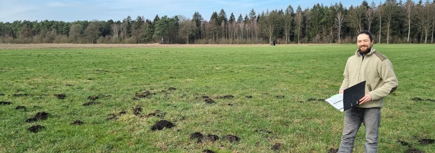 Foto: Naturschutzstiftung. Geschäftsführer Ole Dierßen auf einer Stiftungsfläche südlich von Radbruch, die ökologisch aufgewertet wird.