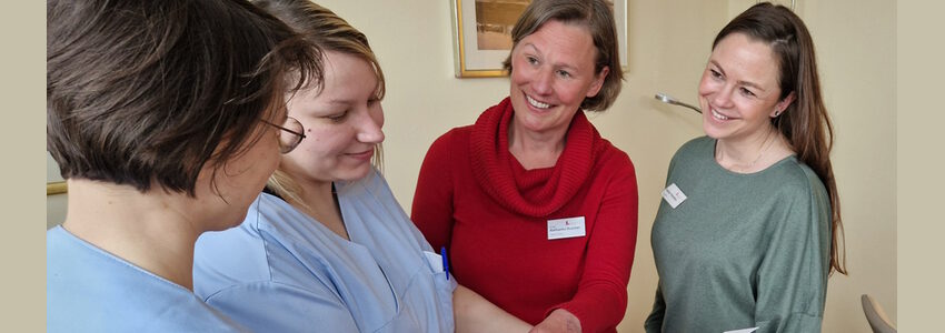 Besprechung zur Entlassung: Dr. Katharina Roscher und Esther Thönißen. Foto: PKL.
