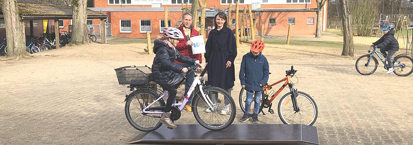 Foto: Landkreis Lüneburg. Christian Rieder, Lisbeth Schumann, Fahrradparcours GS Kirchgellersen, März 2023.