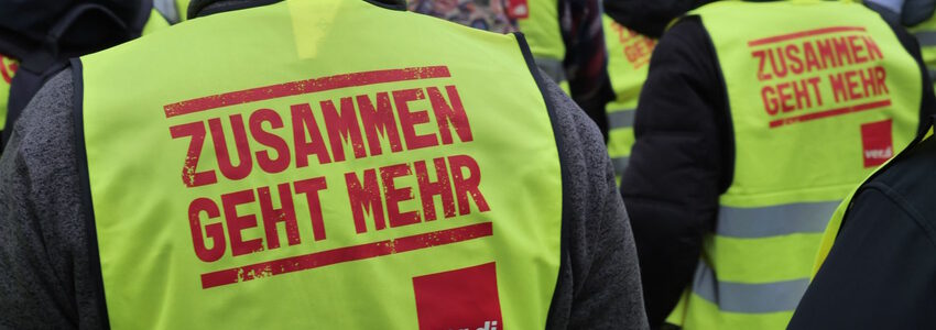 Foto: Matthias Klump, ver.di. „Zusammen geht mehr“, Streikende beim Warnstreik am 27.03.2023 (Archiv).