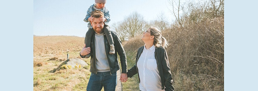 Foto: Franzi Schädel. Winnie mit ihren Eltern Alexandra und André Masuch.