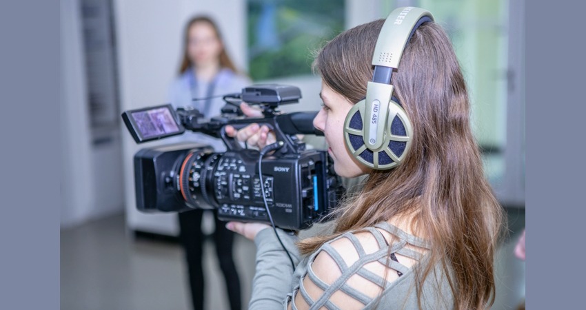 Mädchen im WDR-Studio. Pressefoto, Björn Gaus, kompetenzz.de.