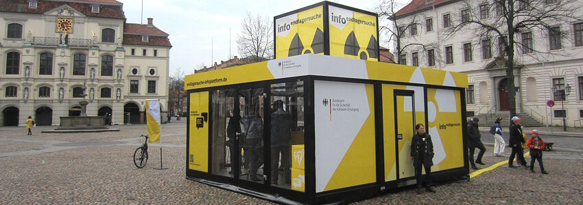 BASE-Informationsstand.auf dem Marktplatz Lüneburg. Foto: J. Korn.