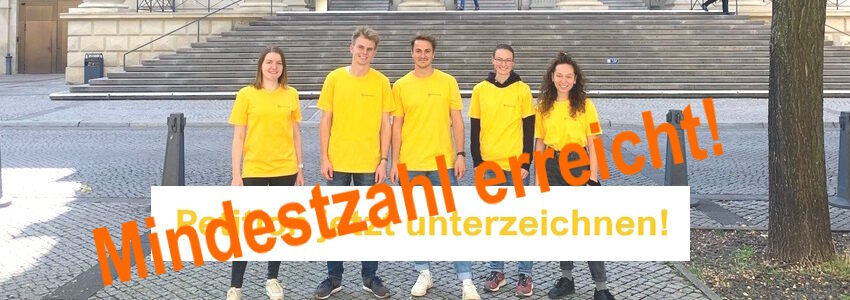 "Initiator:innen der Petition aus den Klimaentscheid-Initiativen von Göttingen, Osnabrück, Hannover sowie Karla Bauszus vom Klimaentscheid Lüneburg (von links nach rechts) vor dem niedersächsischen Landtag“. Foto: NiedersachsenZero.