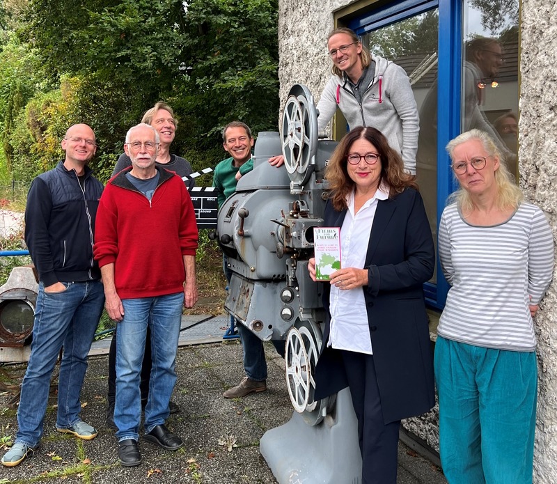 Foto: Amt für regionale Landesentwicklung Lüneburg. Planungstreffen des Orgateams mit Schirmfrau Dr. Monika Griefahn (zweite von rechts) an historischem Ort, dem Filmmuseum Bendestorf. Dort wird das 2. Naturfilmfest am 20. April 2023 eröffnet.