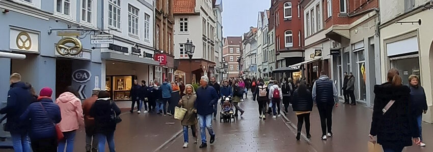 Foto: FUSS e.V. Lüneburg. Bäckerstraße: Hier nehmen sich die Menschen den Raum, hier geht man gern. Selbstverständlich auch zum Vorteil der Geschäftsinhaber:innen.