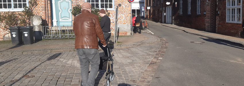 Foto: FUSS e.V. Lüneburg. Lüner Straße im Wasserviertel. Nicht zu beneiden: Wer mit Rollator, Kinderwagen, Rollenkoffer, Einkaufstrolley oder Rollstuhl unterwegs ist, hat schlechte Karten.