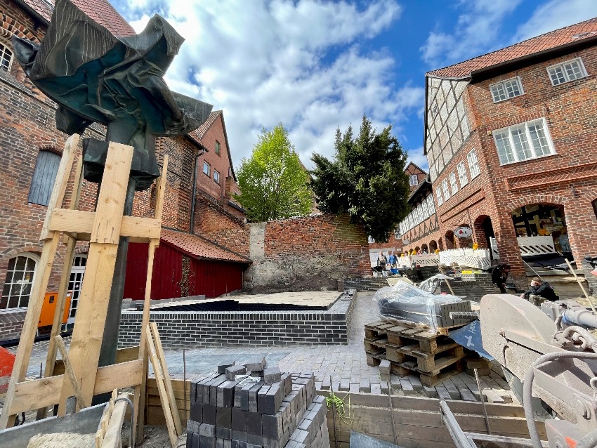 Hansestadt Lüneburg: Endspurt bei der Baumaßnahme im Glockenhof. Nach einer langen Umbauzeit wird am 13. Mai der neu gestaltete Platz feierlich eingeweiht.