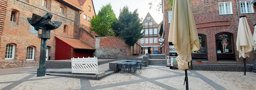 Glockenhof: Das weiße Gitter soll signalisieren, dass der Weg hier nicht geradeaus weiterführt. Durch das Muster der verlegten Steine ist die Stufe für Sehbehinderte schlecht erkennbar. Foto: Lüne-Blog.