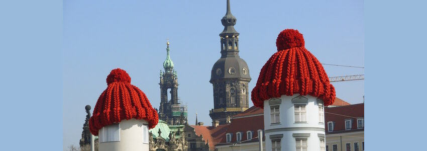 Thema Wärmedämmung: Haus mit Pudelmütze. Foto: MINTiKi, Pixabay.