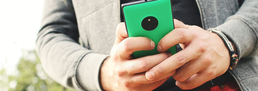 Junger Mann mit Handy. Foto: Jan Vašek, Pixabay.