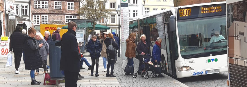 Bushaltestelle Am Sande - von vielen gern genutzt, gerade auch von Menschen mit Rollator oder mit schweren Einkaufstaschen. Foto: Lüne-Blog.